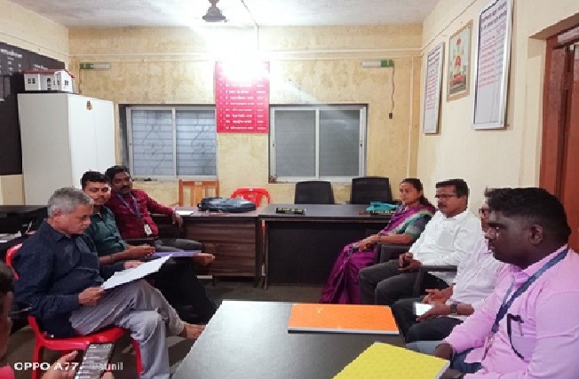 प्राईम इंडिया कंपनी लिमिटेड यांच्याशी चर्चा करताना  ग्रामस्थ