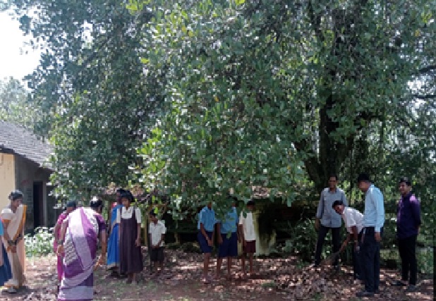 गावात साफ-सफाई करताना