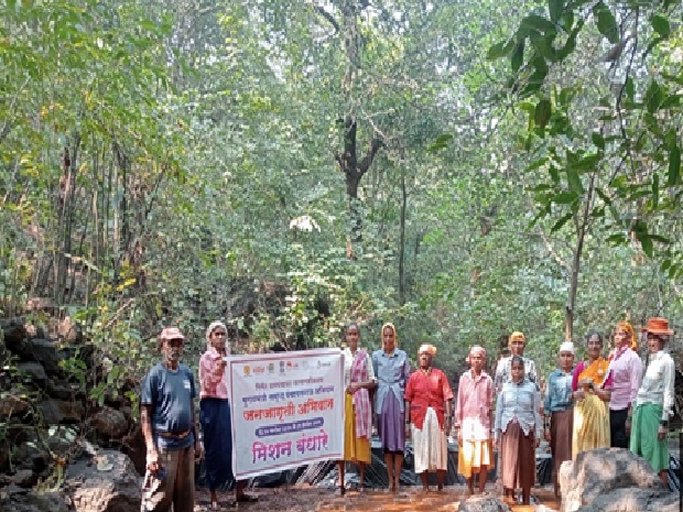 गावातील लोक सहाय्यने बांधलेले बंधारे 