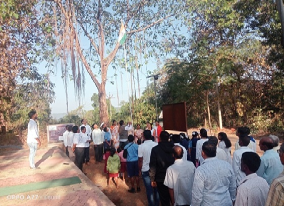 राष्ट्रीय दिन साजरा करताना 