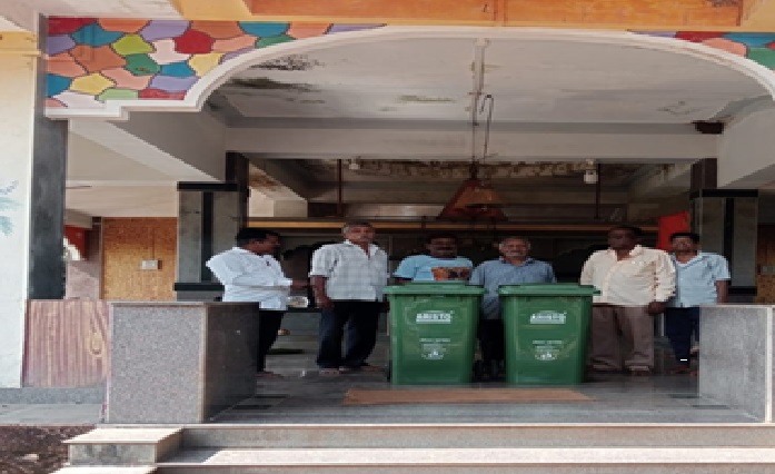 कासारकोळवण ग्रामपंचायत कडून कचरा कुंड्या वाटप करताना